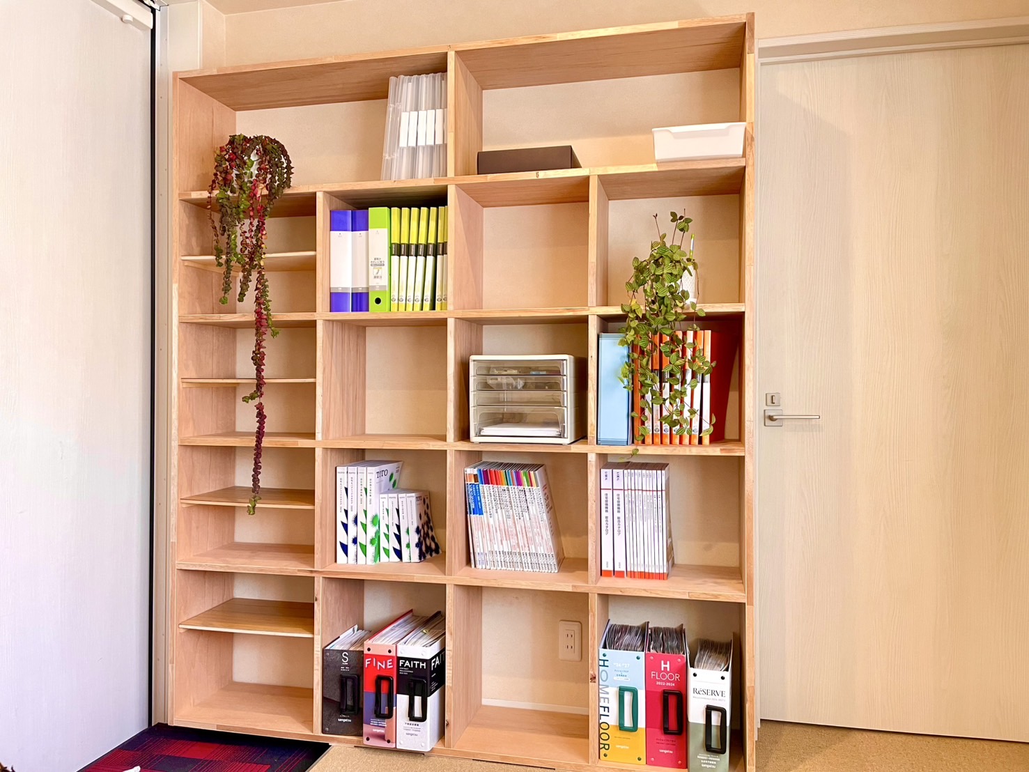 H・M Life職人手作りの収納棚。高さや位置を調整できる仕様