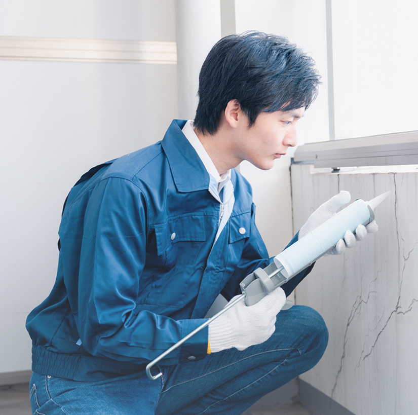 ヘルメットを持ったスタッフの写真